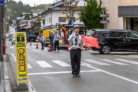片側交互通行をチームで安全に警備